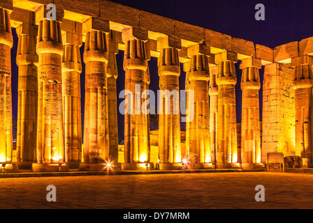 Die große hypostyle Halle von Amenophis III im Luxor-Tempel. Stockfoto