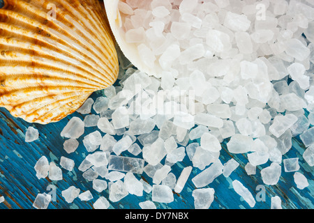 Meersalzkristalle in Shell auf alte bemalte Board als Hintergrund Stockfoto