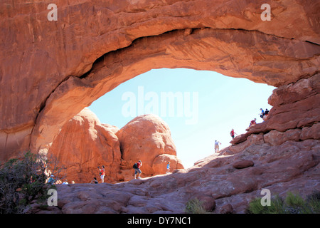 Menschen wandern; Nord-Fenster, Arches-Nationalpark, Moab, Utah, USA Stockfoto