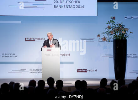 Berlin, Deutschland. 9. April 2014. Der deutsche Bundespräsident Joachim Gauck liefert die Eröffnungsrede für die 20. deutsche Banken-Konferenz in Berlin, Deutschland, 9. April 2014. Foto: Jörg CARSTENSEN/Dpa/Alamy Live News Stockfoto