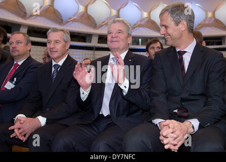 Berlin, Deutschland. 9. April 2014. Georg Fahrenschon (L-R), Präsident des Deutscher Sparkassen-Und Giroverband (DSGV), Juergen Fitschen (L-R), Präsident des Bundes deutscher Banken E.v. und Co-Chairman der Deutschen Bank, der deutsche Bundespräsident Joachim Gauck und Michael Kemmer, CEO und Mitglied des Vorstandes des Bundes deutscher Banken E.v., Vortrag auf der 20. Konferenz der deutschen Banken in Berlin, Deutschland, 9. April 2014. Foto: Jörg CARSTENSEN/Dpa/Alamy Live News Stockfoto