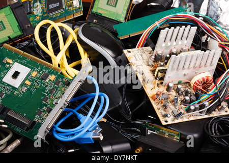 Alten Netzteil, Kabel, Festplatte im Papierkorb. Stockfoto