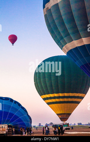Heißluft Ballons werden aufgeblasen und ausziehen für einen Sonnenaufgang Flug vom Westufer des Nils in Ägypten. Stockfoto