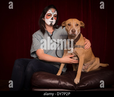 Tag der toten Tierarzt mit Stethoskop fürsorglich für großen Hund Stockfoto