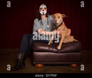 Tag der toten Tierarzt mit Stethoskop fürsorglich für großen Hund Stockfoto