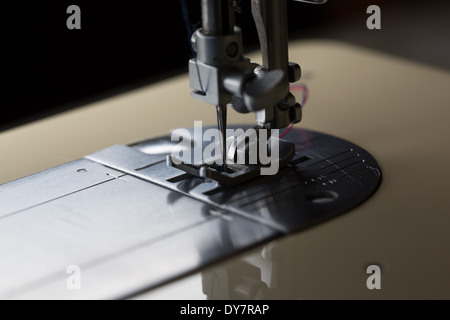 Sängerin elektrische Nähen Macjine Nadel Mechanismus Nahaufnahme Stockfoto