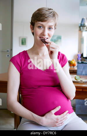 Schwangere Frau Essen Stockfoto