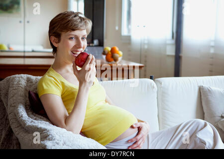 Schwangere Frau Essen Stockfoto