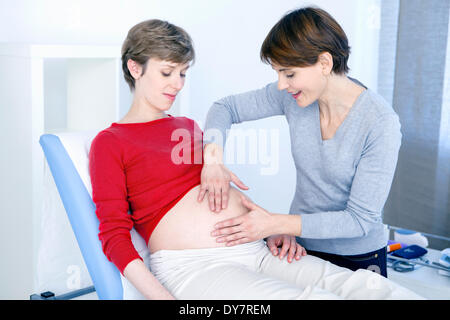 Schwangeren Bauch abtasten Stockfoto