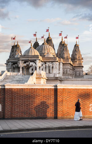 London, UK. 8. April 2014. Eine Hindu-Frau kommt in die BAPS Shri Swaminarayan Mandir, auch bezeichnet als Neasden Tempel vor den Feierlichkeiten der Swaminarayan Jayanti in Neasden-Tempel in London. Bildnachweis: Piero Cruciatti/Alamy Live-Nachrichten Stockfoto