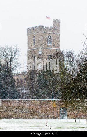 All Saints Church (Fulham) Turm genommen in den Schnee aus dem ummauerten Garten Fulham Palace Stockfoto