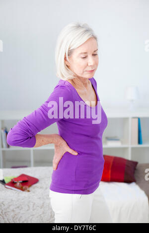 Schmerzen im unteren Rücken in ältere person Stockfoto