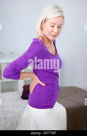 Schmerzen im unteren Rücken in ältere person Stockfoto