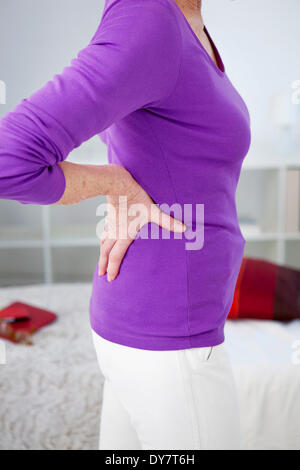 Schmerzen im unteren Rücken in ältere person Stockfoto