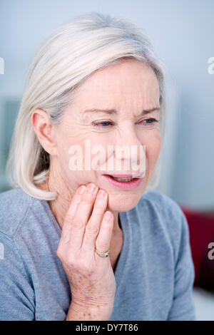 Ältere Person mit Zahnschmerzen Stockfoto