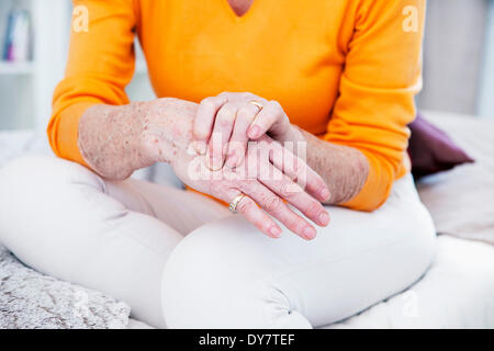 Älteren Menschen mit schmerzhaften hand Stockfoto