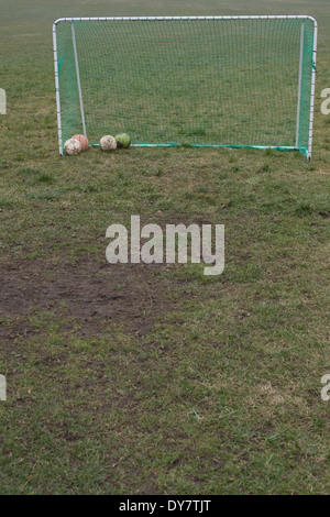 Deutschland, Bayern, St. Leonhard, Fußballtor und alte Fußbälle Stockfoto