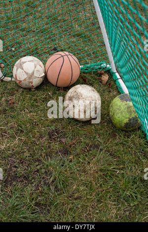 Deutschland, Bayern, St. Leonhard, Fußballtor und alte Fußbälle Stockfoto