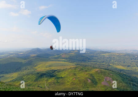 Gleitschirm, Puy de Dome, Parc Naturel Regional des Vulkane d ' Auvergne, Auvergne, Frankreich Stockfoto