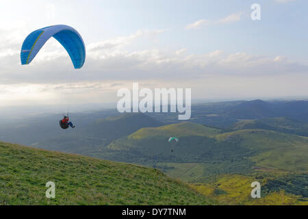 Paragliding, Puy de Dome, Parc Naturel Regional des Vulkane d ' Auvergne, Auvergne, Frankreich Stockfoto