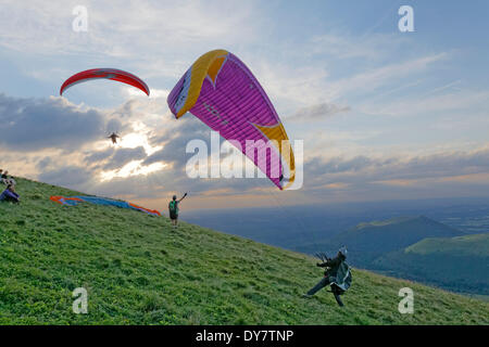 Paragliding, Puy de Dome, Parc Naturel Regional des Vulkane d ' Auvergne, Auvergne, Frankreich Stockfoto