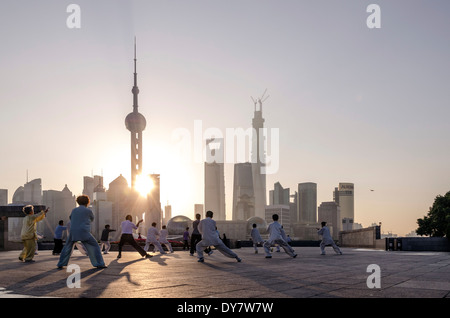 Tai Chi auf den Bund, Shanghai, China Stockfoto