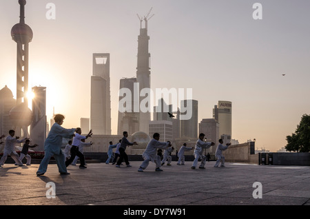 Tai Chi auf den Bund, Shanghai, China Stockfoto