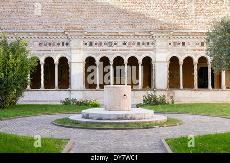 Brunnen mit Lombard Friese, 9. Jh., Kreuzgang des Erzbasilika San Giovanni in Laterano, Lateran, Vatikan, Rom, Latium Stockfoto