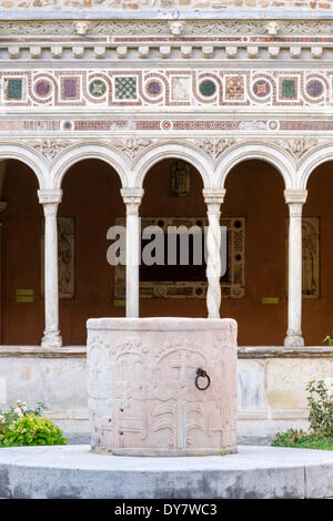 Brunnen mit Lombard Friese, 9. Jh., Kreuzgang des Erzbasilika San Giovanni in Laterano, Lateran, Vatikan, Rom, Latium Stockfoto