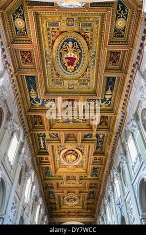 Barocke hölzerne Decke, aus dem 16. Jahrhundert, Langhaus der Basilika San Giovanni in Laterano, 4. Jahrhundert, Lateran, Vatikan, Rom Stockfoto