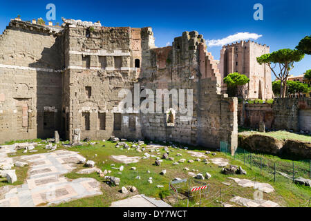 Tempel des Mars Ultor, Forum des Augustus, Foro di Augusto, Kaiserforen, Torre dei Conti Turm auf der Rückseite, Rom, Latium, Italien Stockfoto