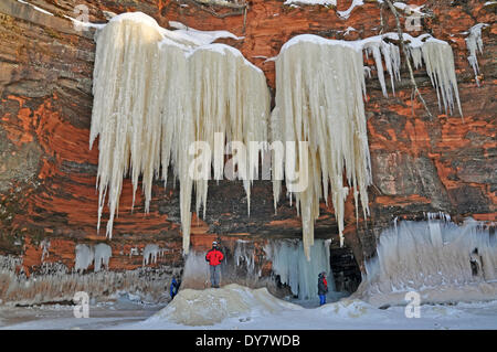 5 m lange Eiszapfen hängen aus rotem Sandstein, Apostel Islands National Lakeshore, Lake Superior, Bayfield, Wisconsin, USA Stockfoto
