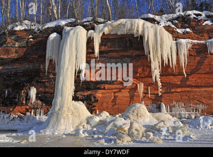 Gefrorenen Wasserfall, Eis Brocken und Eiszapfen hängen aus rotem Sandstein, Apostel Islands National Lakeshore, Lake Superior Stockfoto