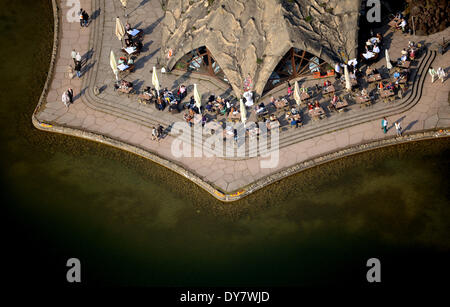 Berlin, Deutschland. 29. März 2014. Spaziergänger und Ausflügler sitzen vor einem Café genießen das warme Frühlingswetter in der Britzer Garten in Berlin, Deutschland, 29. März 2014. Foto: Ralf Hirschberger/Dpa/Alamy Live News Stockfoto