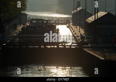 Ein Binnenschiff erwartet Muehlendamm Schleuse öffnet seine Pforten in der Spree in Berlin, Deutschland 30. März 2014. Foto: Soeren Stache/dpa Stockfoto