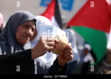 Gaza, Palästinensische Gebiete. 9. April 2014. Palästinenser nehmen Teil an einer Protestkundgebung gegen den Entscheid der United Nations Relief and Works Agency (UNRWA), Lebensmittel-Hilfslieferungen vor der UNRWA in Gaza-Stadt, am 9. April 2014 zu reduzieren. Majdi Fathi/NurPhoto/ZUMAPRESS.com/Alamy © Live-Nachrichten Stockfoto