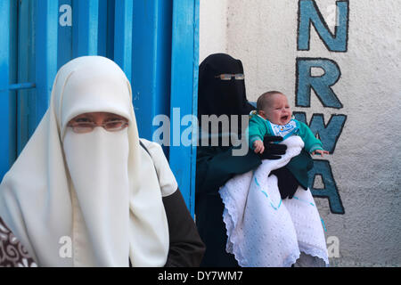 Gaza, Palästinensische Gebiete. 9. April 2014. Palästinenser nehmen Teil an einer Protestkundgebung gegen den Entscheid der United Nations Relief and Works Agency (UNRWA), Lebensmittel-Hilfslieferungen vor der UNRWA in Gaza-Stadt, am 9. April 2014 zu reduzieren. Majdi Fathi/NurPhoto/ZUMAPRESS.com/Alamy © Live-Nachrichten Stockfoto