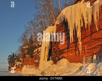 Gefrorenen Wasserfall und Eiszapfen hängen aus rotem Sandstein Felsen, Seen Superior, Apostel Islands National Lakeshore, Bayfield Stockfoto