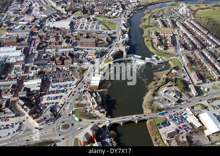 Luftaufnahme von Castleford in West Yorkshire mit den beiden Brücken über den Fluss Aire Stockfoto