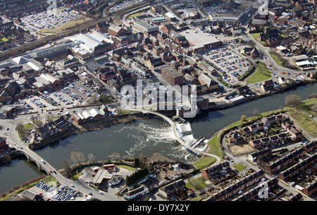 Luftbild von der geschwungenen Brücke über den Fluss Aire und Castleford Stadtzentrum, West Yorkshire Stockfoto