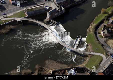 Blick auf den Fluss Aire Fußgängerbrücke in Castleford, West Yorkshire Stockfoto