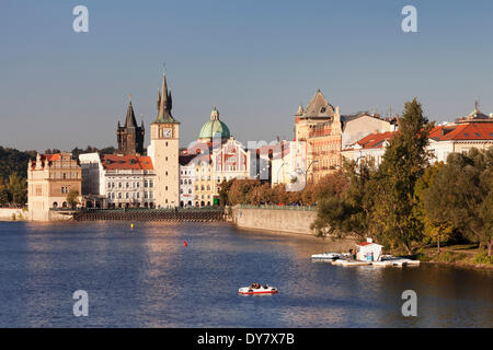 Blick über die Moldau Bedrich Smetana Museum und der Altstädter Brückenturm, Prag, Böhmen, Tschechische Republik Stockfoto