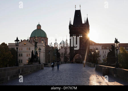 Karlsbrücke, UNESCO-Weltkulturerbe mit dem Altstädter Brückenturm, Prag, Böhmen, Tschechische Republik Stockfoto