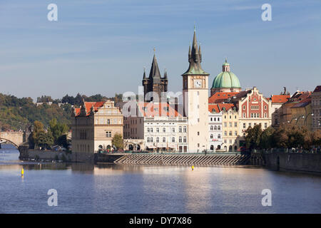 Blick über die Moldau Bedrich Smetana Museum und der Altstädter Brückenturm, Prag, Böhmen, Tschechische Republik Stockfoto