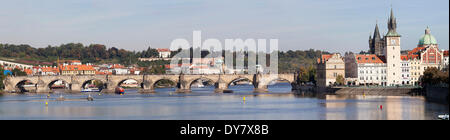 Blick über die Moldau mit dem Bedrich Smetana Museum und Karlsbrücke, Prag, Böhmen, Tschechische Republik Stockfoto