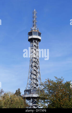 Aussichtsturm Petřín oder Petřínská Rozhledna auf Petřín Hügel, Prag, Böhmen, Tschechische Republik Stockfoto