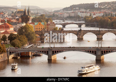 Blick vom Hügel Letná über die Moldau mit ihren Brücken in die Altstadt mit den historischen Altstädter Brückenturm, Prag Stockfoto