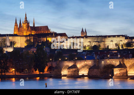 Blick über die Moldau zur Karlsbrücke und Hradschin, Burgviertel mit St.-Veits-Dom, Prag, Böhmen Stockfoto