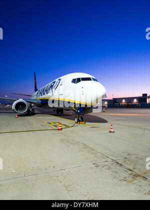 Boeing 737 Verkehrsflugzeug der Billigfluglinie Ryanair auf dem Rollfeld, Flughafen Frankfurt-Hahn, Rheinland-Pfalz, Deutschland Stockfoto