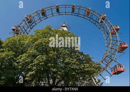 Wiener Riesenrad Riesenrad vor blauem Himmel im Prater, Wien, Österreich Stockfoto